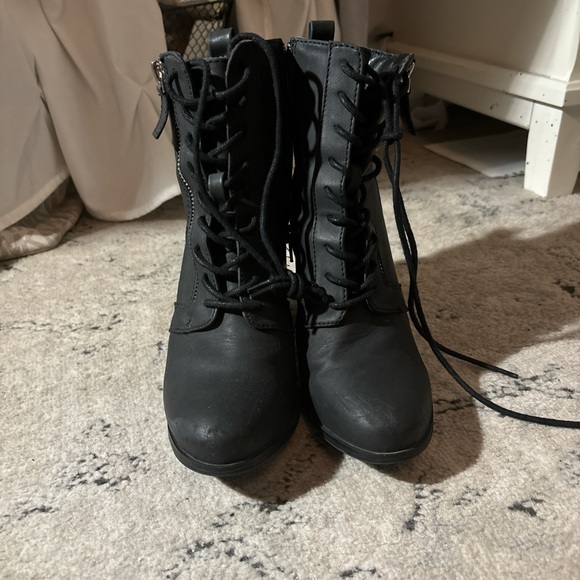 Black zip up boots with heel🖤 - Picture 2 of 5